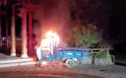 贵州一公交司机深夜救下一个地标建筑，这位司机做了什么？