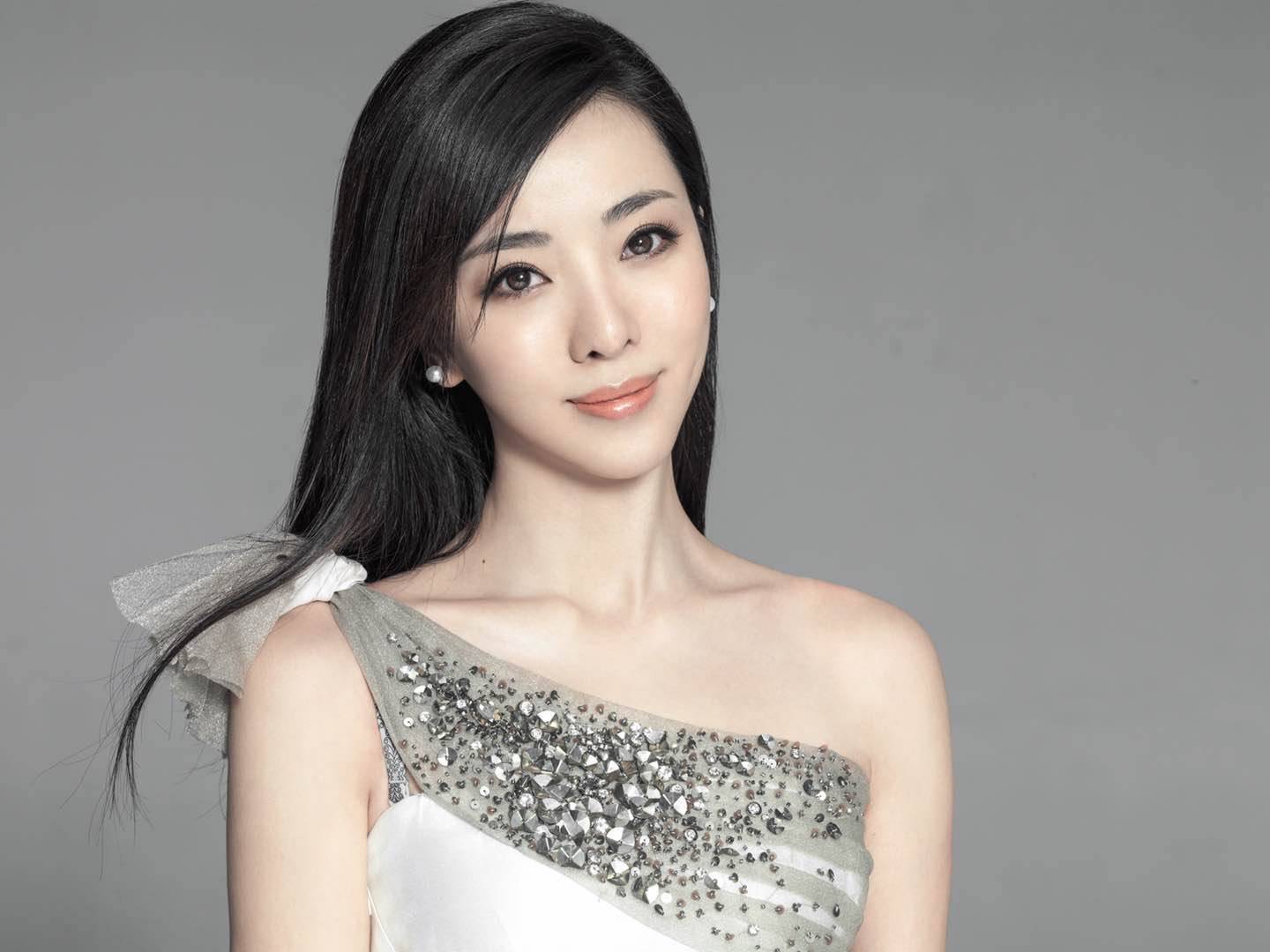 李思思的腰上热搜,已经是两个孩子的妈妈的她,是如何保持那么完美的?