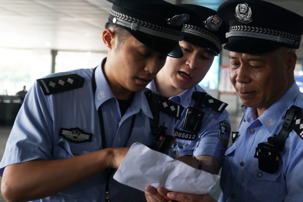 一辅警背老人狂奔100米,这有怎样暖心的故事?