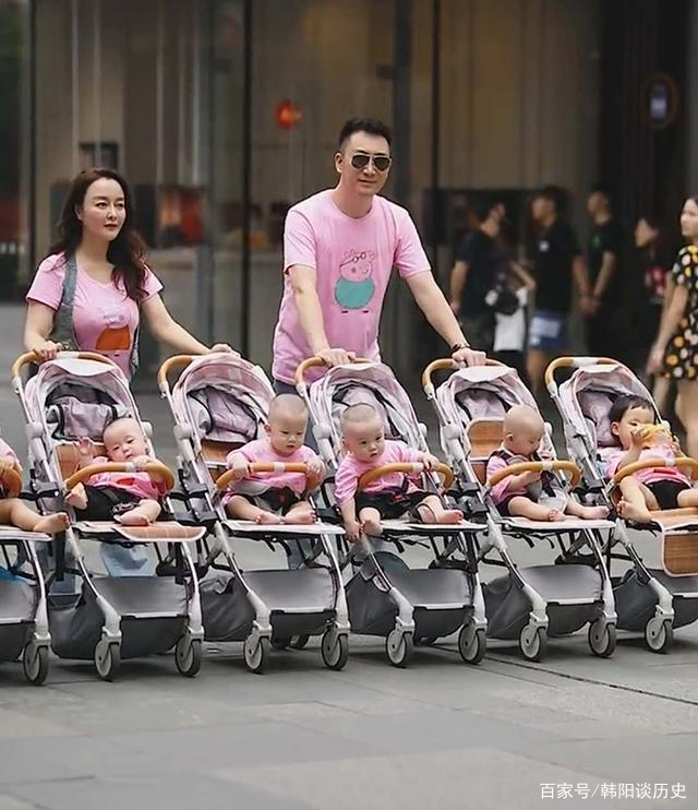 两胎生了6个孩子,夫妻俩带娃出街排场过于吸睛,回头率超高,为何?