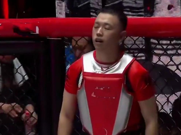 向佐把药水哥打在地上爬，直播热度突破3600万，他俩是否“双赢”？