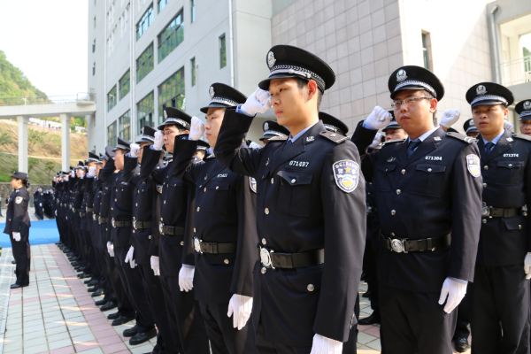 一辅警背老人狂奔100米,这有怎样暖心的故事?