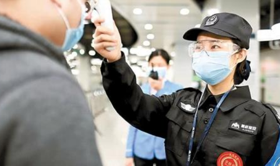 大妈乘地铁戴墨镜举酒杯不戴口罩,你在地铁上见过行为举止夸张的人吗?