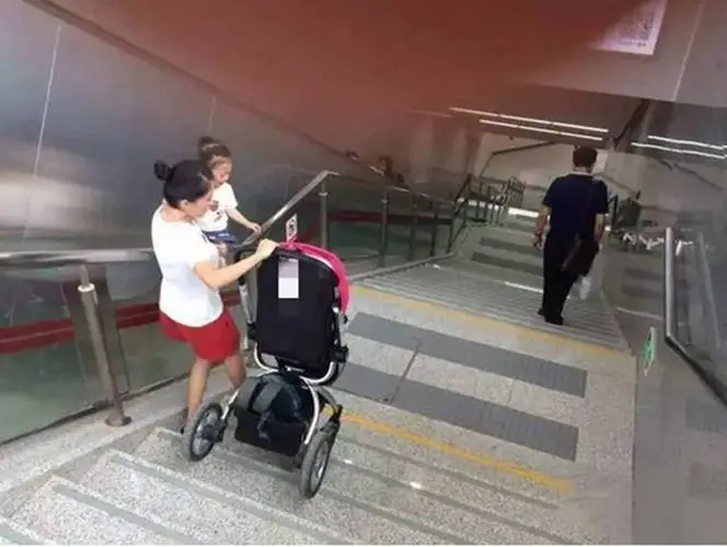 西安一名成人可免费带俩娃乘公交地铁,如何看待此规定?