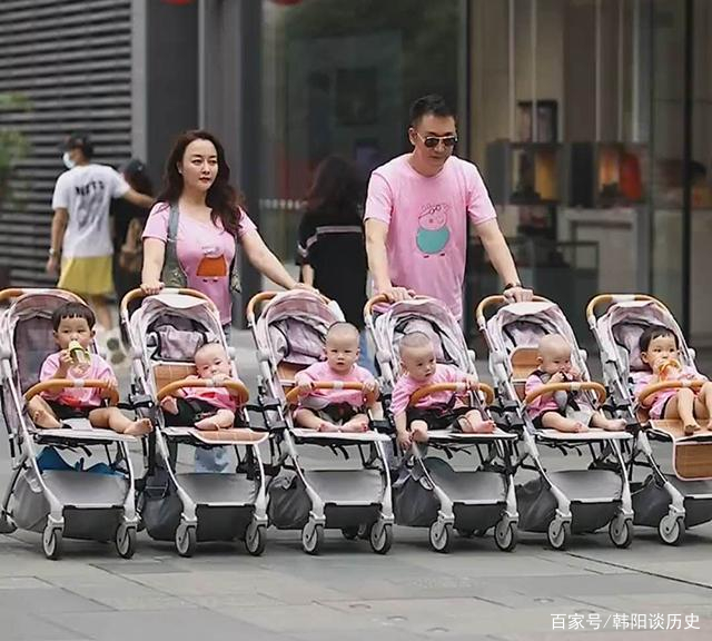 两胎生了6个孩子，夫妻俩带娃出街排场过于吸睛，回头率超高，为何？