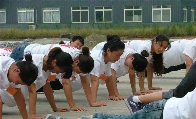 绵阳涉性骚扰教师已被开除,他以后还能任职教师吗?