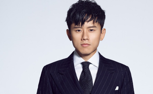 张杰发微博称带手机做核磁共振,被网友批说谎,他是没文化还是做广告?