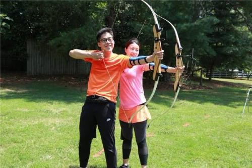 霍启刚罕见当伴郎，与漂亮伴娘挽手热聊，郭晶晶吃醋吗?