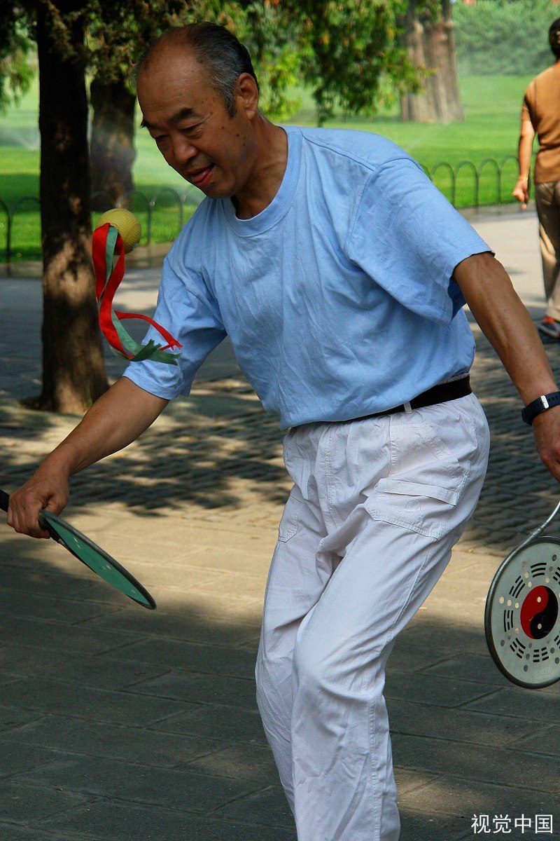 70岁奶奶健身练出马甲线,年纪大的人该不该这么折腾?