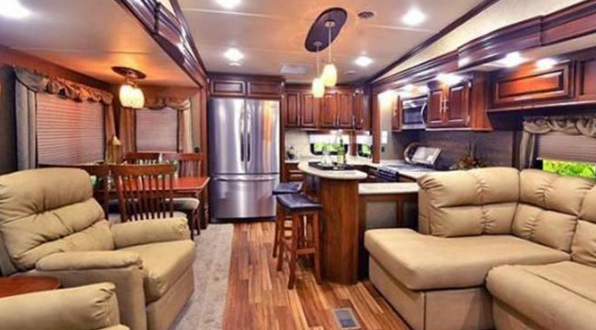 赵本山的房车遭到曝光，车长11.5米，全国仅此一辆，这辆车到底有多牛？