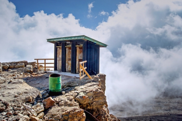 风景名胜区内的露天厕所建在悬崖边,到底发生了什么事?