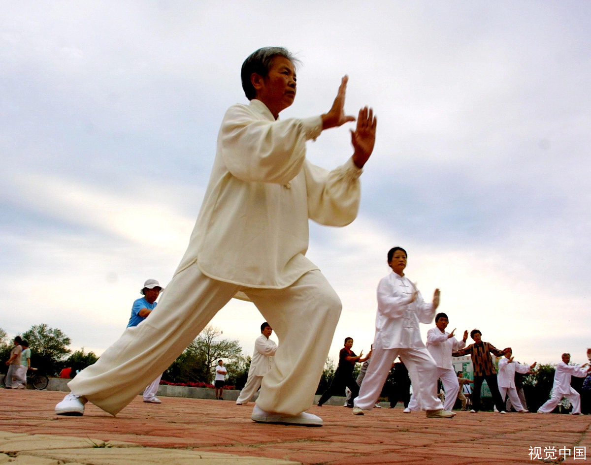 70岁奶奶健身练出马甲线,年纪大的人该不该这么折腾?