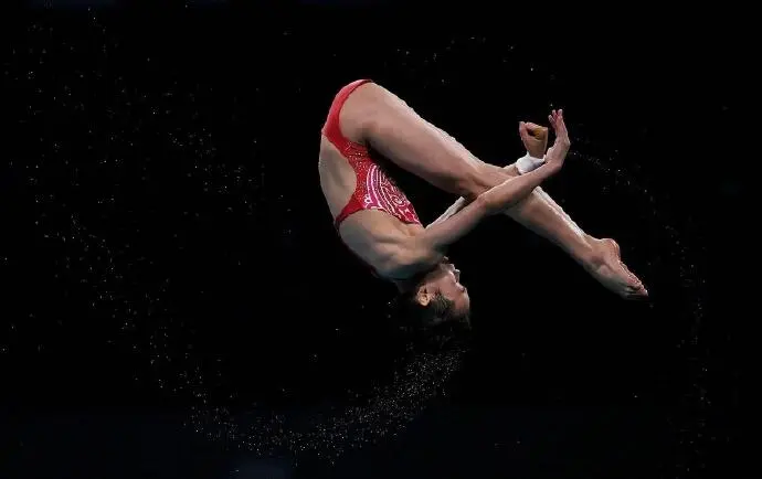 主播自带着燃气做饭蹲守全红婵家，主播为何这么做？