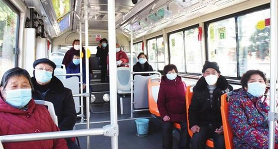 大妈乘地铁戴墨镜举酒杯不戴口罩,你在地铁上见过行为举止夸张的人吗?