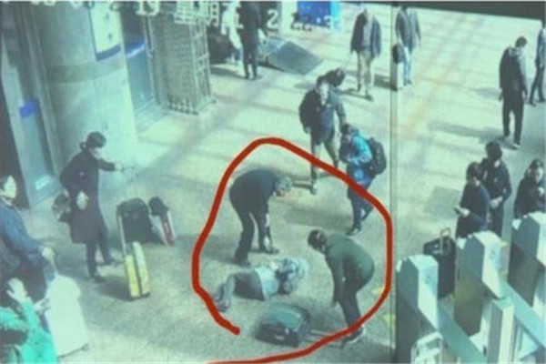 被行李箱绊倒去世家属索赔被驳回,事情原委是什么?