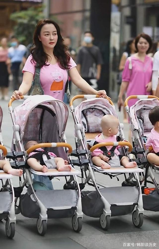 两胎生了6个孩子,夫妻俩带娃出街排场过于吸睛,回头率超高,为何?