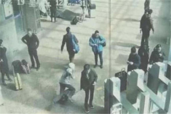 被行李箱绊倒去世家属索赔被驳回,事情原委是什么?