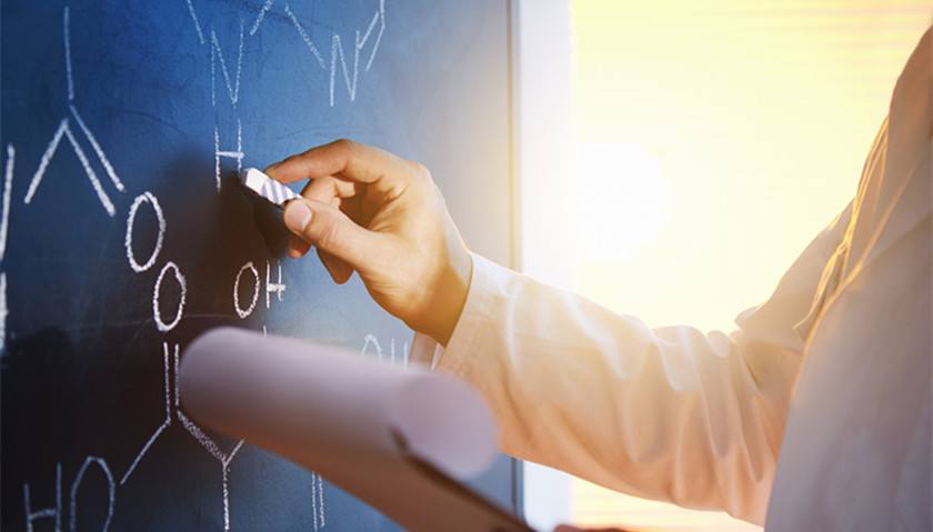 绵阳涉性骚扰教师已被开除,他以后还能任职教师吗?