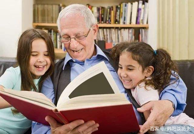 两胎生了6个孩子,夫妻俩带娃出街排场过于吸睛,回头率超高,为何?