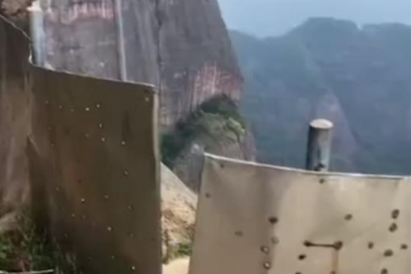 风景名胜区内的露天厕所建在悬崖边,到底发生了什么事?