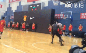 詹姆斯能单挑过赵强吗,肯定不能,就他那运球水平