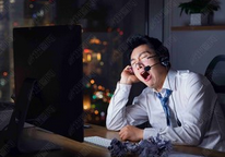 深圳一公司要求加班不满30小时捐300,这是否已经违法了?