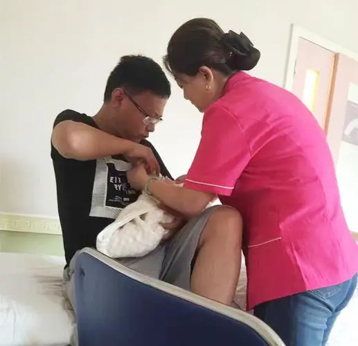 湖南长沙一17天大婴儿遭月嫂失手摔地,目前,孩子的情况如何了?