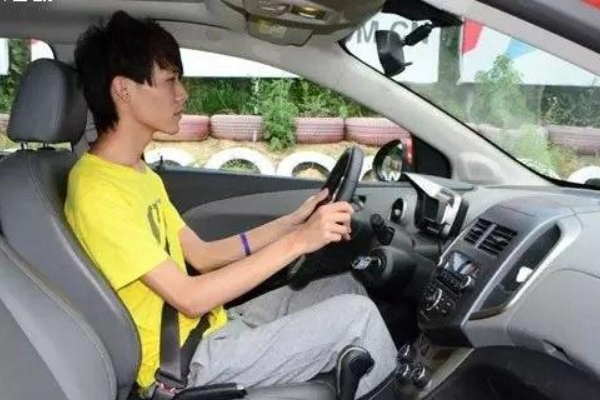 什么是防御性驾驶?这种驾驶方式有什么好处?