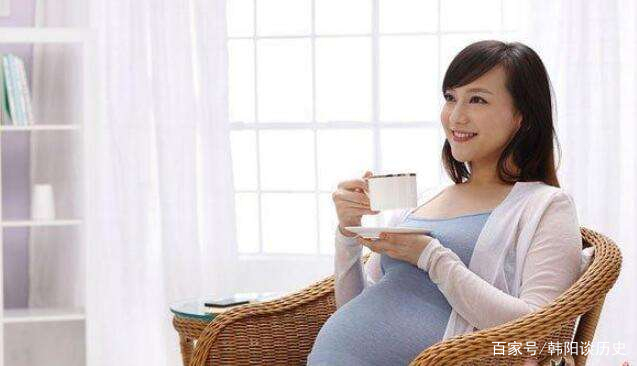 两胎生了6个孩子,夫妻俩带娃出街排场过于吸睛,回头率超高,为何?