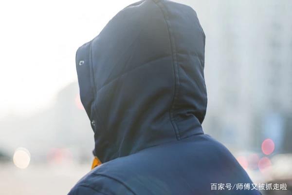 雨衣爸爸到底是谁?他就是郑州地铁遇难者的父亲吗?