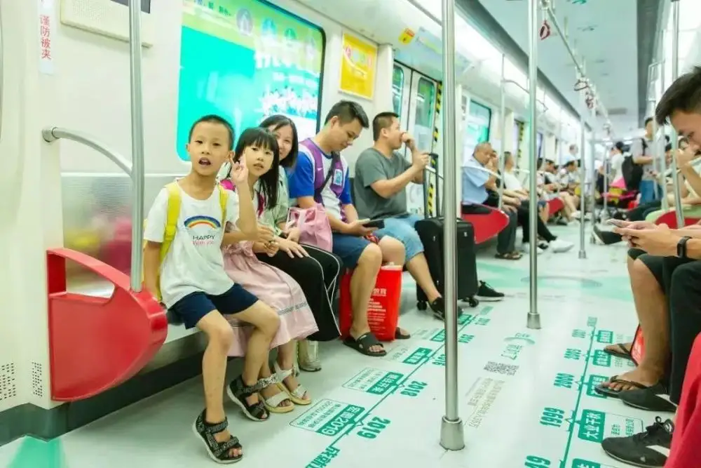 西安一名成人可免费带俩娃乘公交地铁,如何看待此规定?