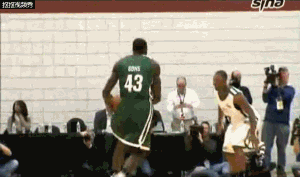 詹姆斯能单挑过赵强吗,肯定不能,就他那运球水平