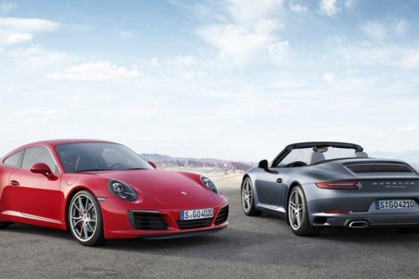 女子深夜坐在保时捷内大哭，为何人们的焦点放在保时捷豪车上？