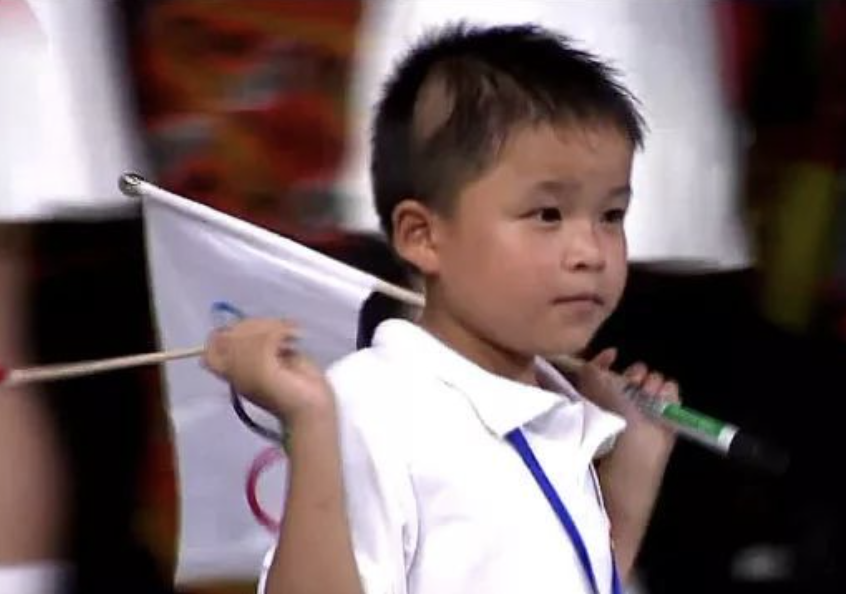 当初汶川地震中9岁小英雄林浩,当着全国人面发誓考清华,现在他在做什么?