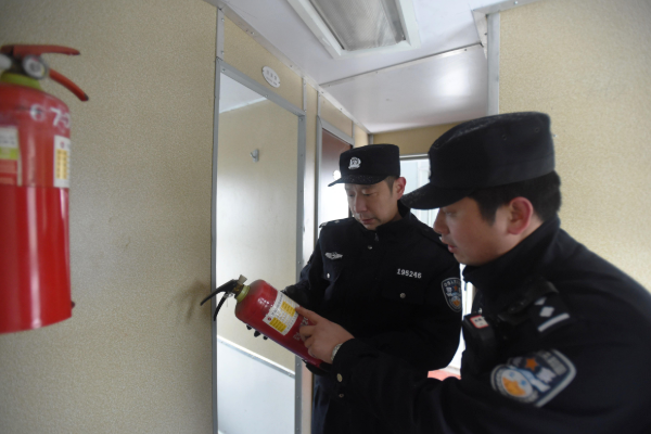 一辅警背老人狂奔100米,这有怎样暖心的故事?