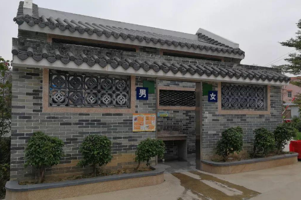 风景名胜区内的露天厕所建在悬崖边,到底发生了什么事?