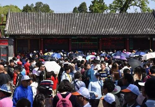 网传湖北一景区人多游客高喊退票，情况属实吗？