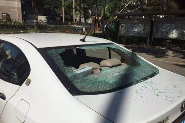 女子查男友手机被拒,就可以从40层高楼扔下菜刀吗?