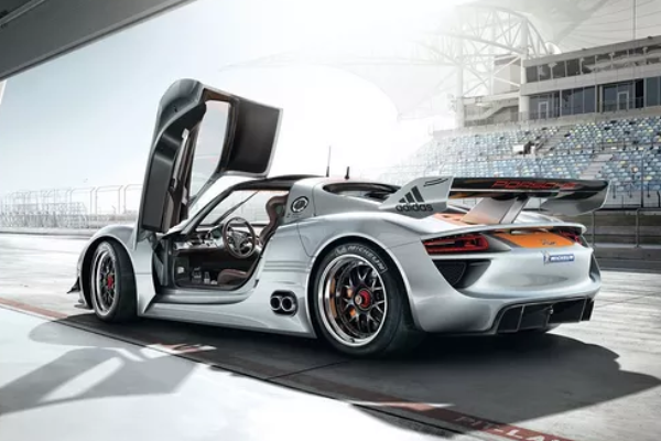 女子深夜坐在保时捷内大哭,为何人们的焦点放在保时捷豪车上?