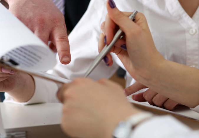 河南新财富集团涉嫌相关犯罪已11年,实际控制人吕奕需承担哪些法律责任?