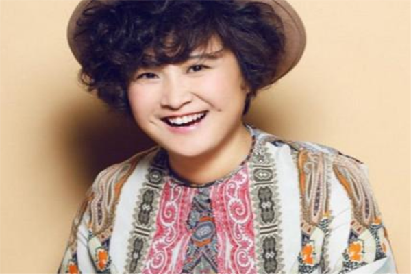 贾玲妈妈年轻时候的照片真是好看，你还记得贾玲曾经是什么模样吗？