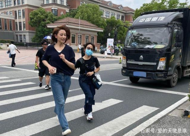 高圆圆飞奔过马路被网友偶遇,淡出荧屏的她,如今过的怎么样?