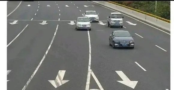 高速路口3分钟违章27人，这是否说明该路口的设计有一定的问题？