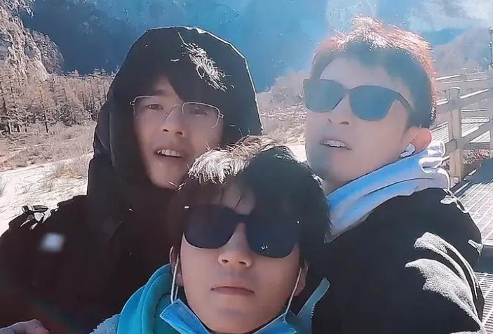 王俊凯董子健海边相处好浪漫啊，他们究竟在海边做了什么呢？