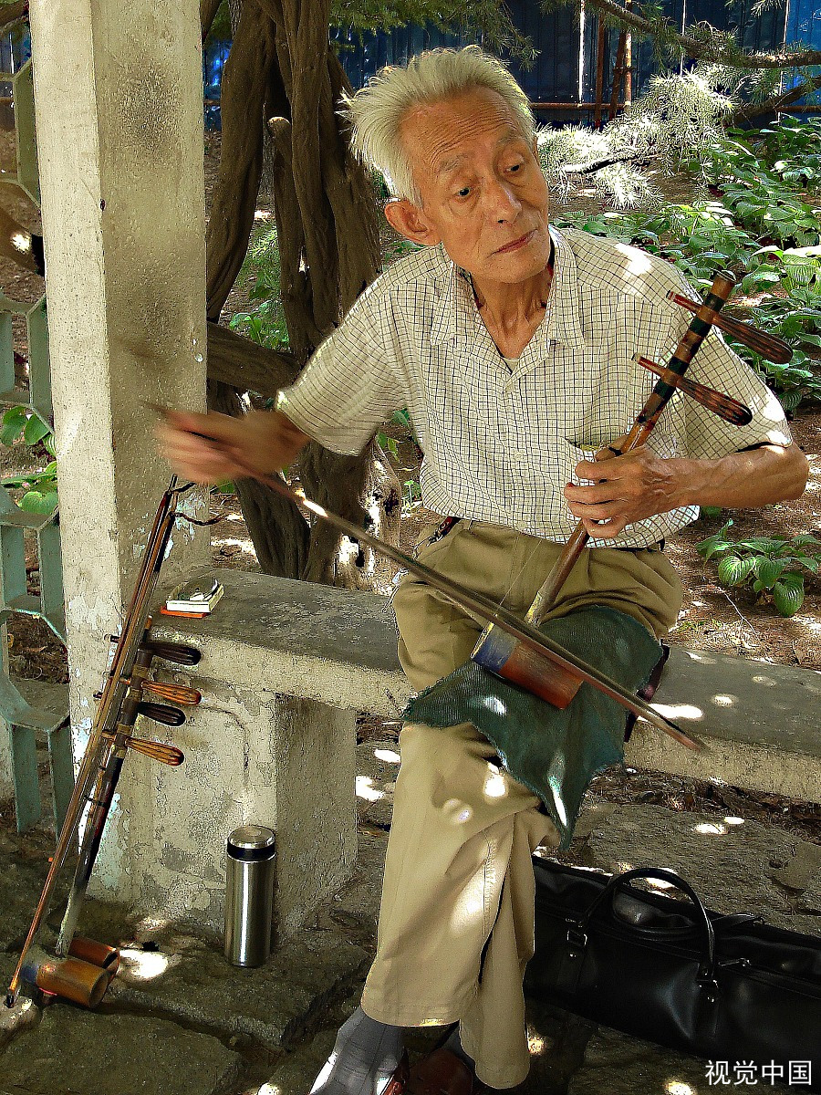 70岁奶奶健身练出马甲线,年纪大的人该不该这么折腾?