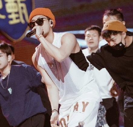 王嘉尔在创造营决赛中表演《DNA》，你如何评价这个舞台？