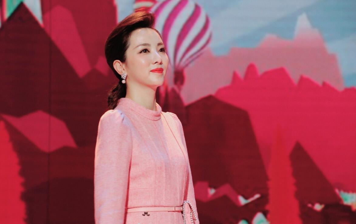 李思思的腰上热搜,已经是两个孩子的妈妈的她,是如何保持那么完美的?