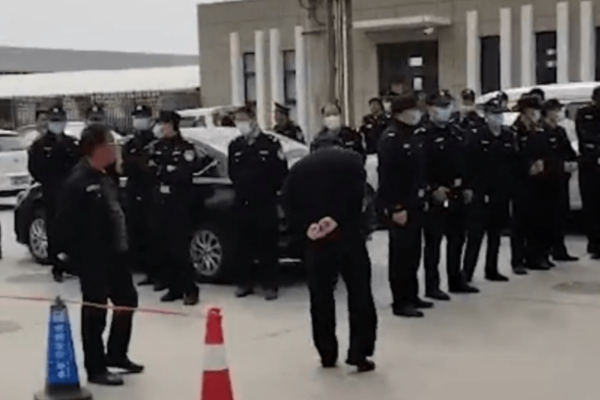 河北肃宁高一男生吊死在宿舍窗外，家属对于男生的死因有哪些质疑？