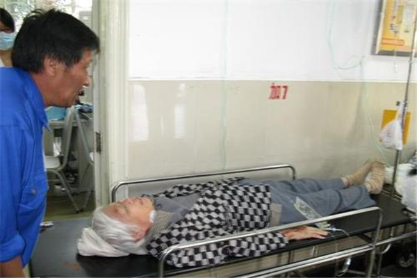 被行李箱绊倒去世家属索赔被驳回,事情原委是什么?