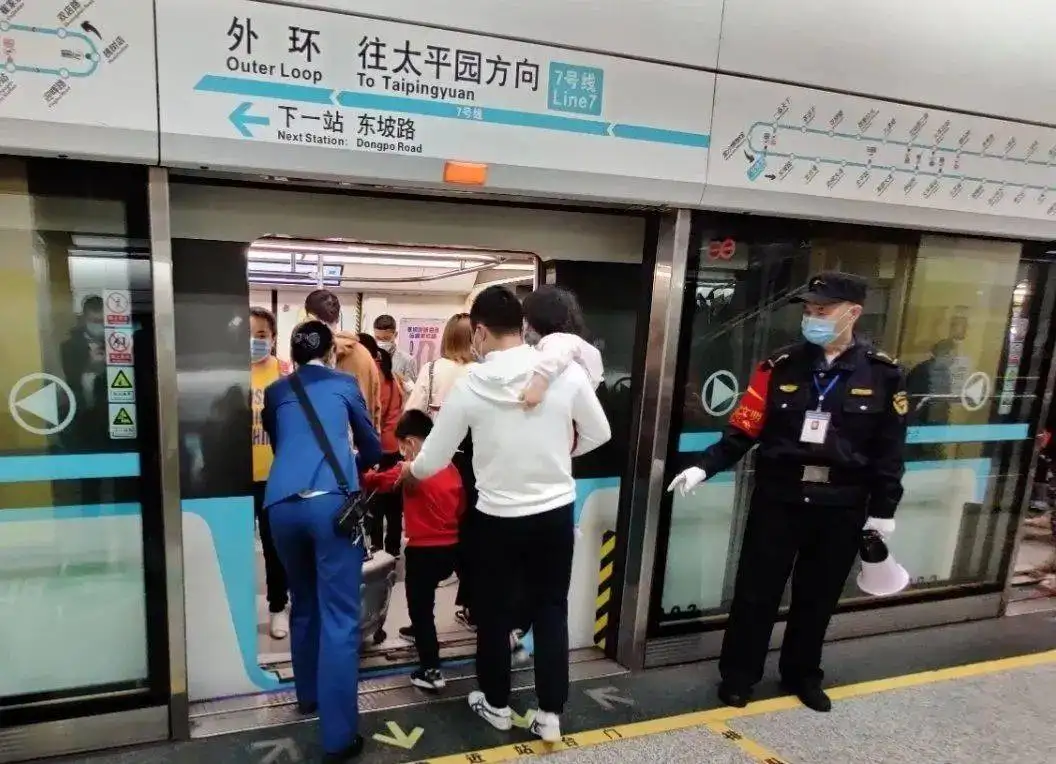 西安一名成人可免费带俩娃乘公交地铁,如何看待此规定?